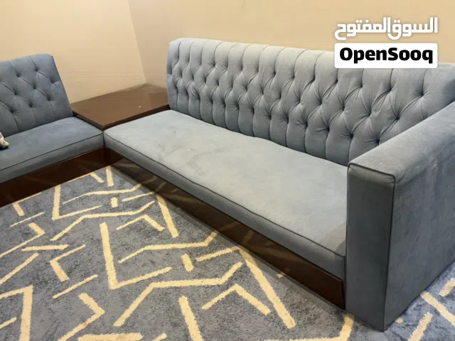 طقم كنب مع طاولات وفرشه