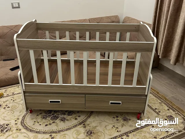 سرير اطفال استعمال انضيف هزاز وعجلات وفيه زوز ادرج