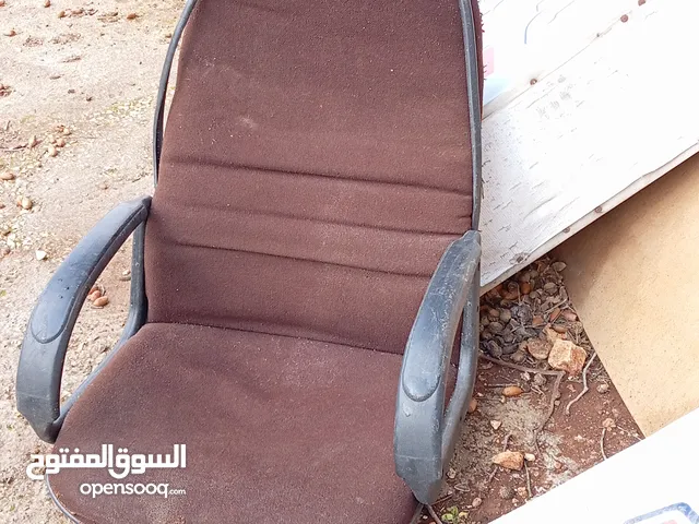 كرسي مكتبي بحاجة للحام