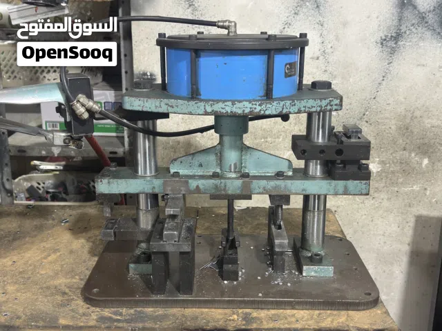 عدة محل ألمنيوم كاملة للبيع، جاهزة للعمل مباشرة وبحالة جيدة.