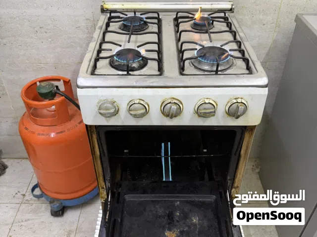 فرن غاز ( بتوجاز ) 4 شعلة وشواية سفلية مع اسطوانة حديد يعمل بحالة جيدة.