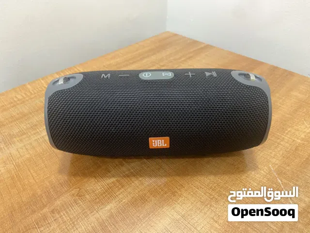 سماعة JBL أصلية للبيع صوتها قوي نظيفة استعملتها استعمال خفيف