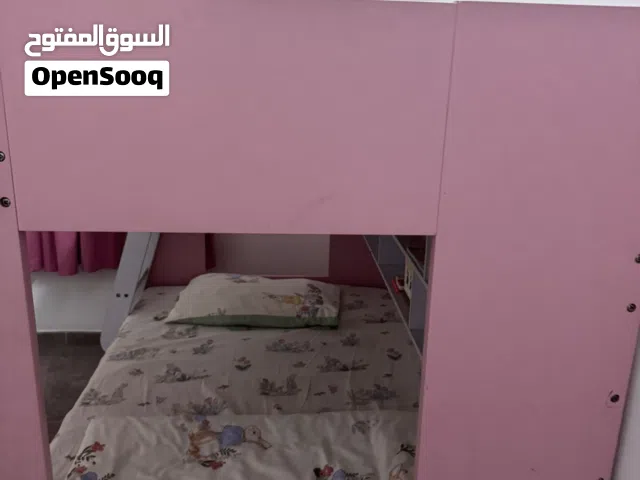 غرفه مكونه من سرير طابقين مع سرير ثالث ارضي ومكتبه دراسه مع كرسي