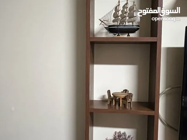 ديكور شاشة 2 ستاند رفوف طاولة خزانتين ورفين بحالة ممتازة