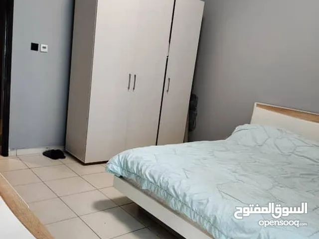 غرفة مفروشة مع بلكونة بسرير مزدوج