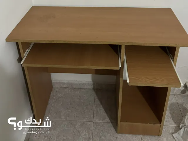 طاولة مكتب خشبي