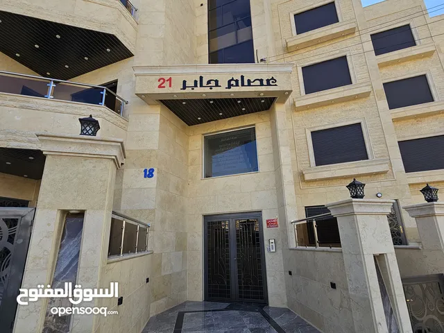 شقة ارضية مطلة مساحة 183م مع ترس و كراج مستقل على 3شوارع مطلة على شارع الاردن مع تدفئة