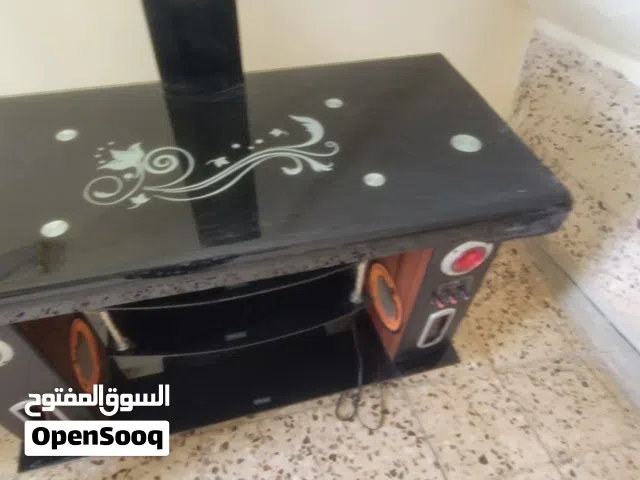 طاولة تلفزيون مع نظام صوت شغال