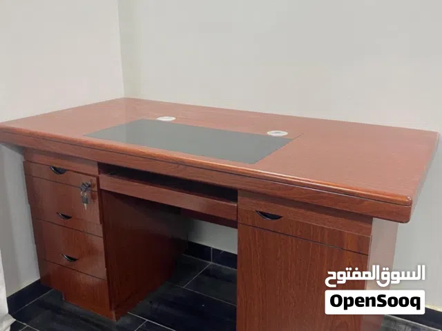 طاوله مكاتب شبه جديده استخدام خفيف