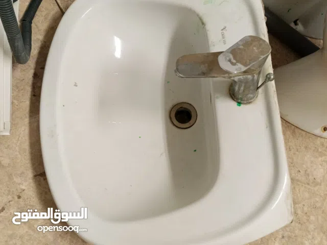 طقم حمام افرنجي عدد 4 مغسلتين مع حنفياتهن مجلى حوض واحد مع حنفيته