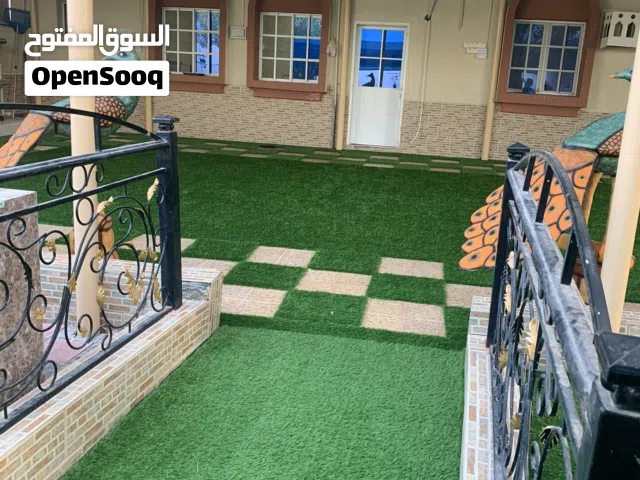 مزرعه للبيع او للايجار  الشهري في العامرات مساحه كبيره ويوجد منزل بها وقاعه واسعه