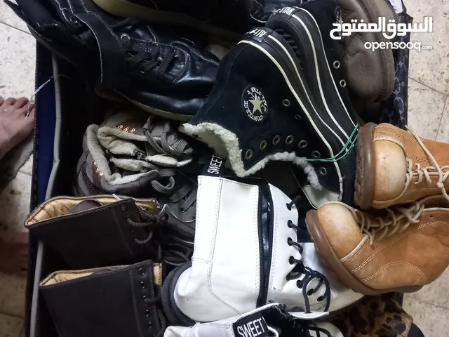 يوجد مجموعة احذيه بناتي وولادي وستاتي الماركه اروبي  الاغلبيه جديد كلو شتوي للبيع باقي 80جوز علي 1