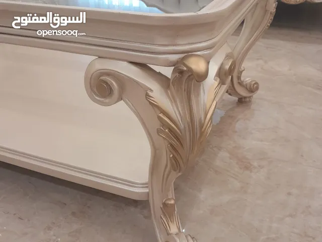 طقم صالون ضيوف محفر لون عاجي مذهب جديد غير مستعمل + طقم طاولات وسط خشب زان