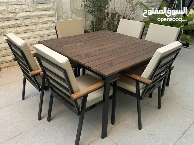 طاولة خارجيه ( حديد + خشب ) للبيع (بحالة الوكاله)