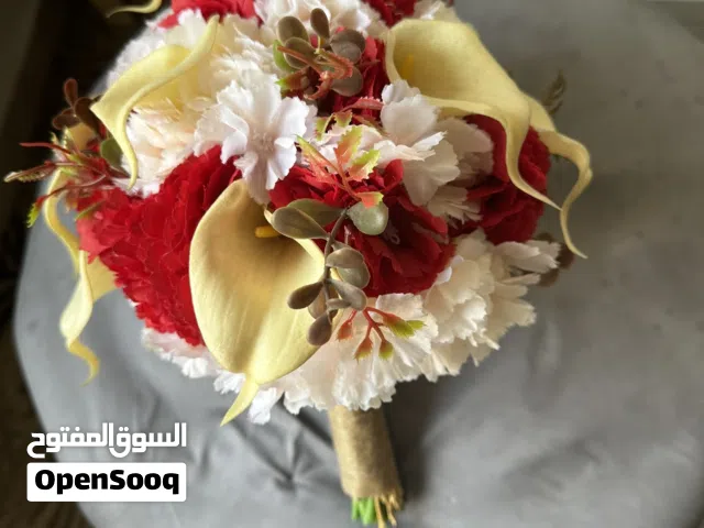 مسكة عروس ورد صناعي بحالة جيدة جدا