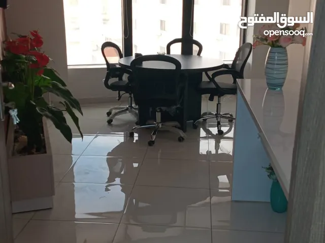 مكتب مميز و مطل للإيجار في منطقة المقابلين مجهز بالكامل