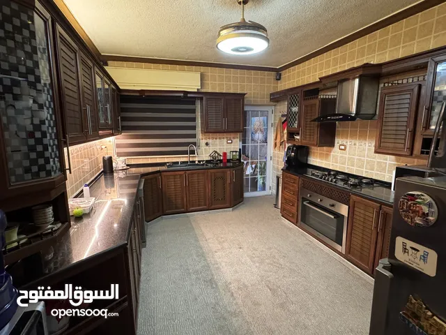 مطبخ ألمنيوم كامل بحال الوكالة مع رخام جالكسي فاخر