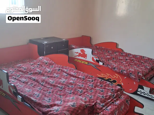 غرفة نوم أطفال بتصميم سيارات سباق مميز - حالة ممتازة بسعر جيد 60 دينار قابل للتفاوض فقط