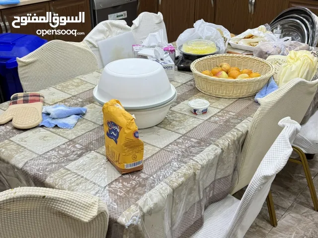 طاولة طعام و 8 كراسي نظيفه