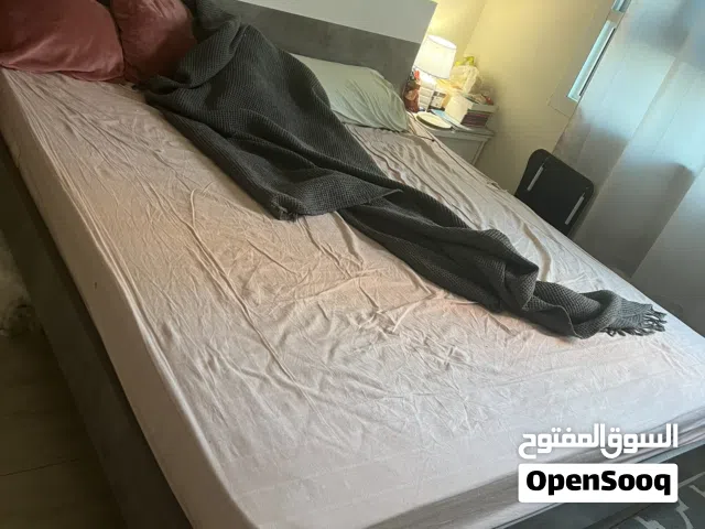 سرير حجم سوبر كينق وفرشة وطاولتان جانبيات للبيع super king bed with two side tables