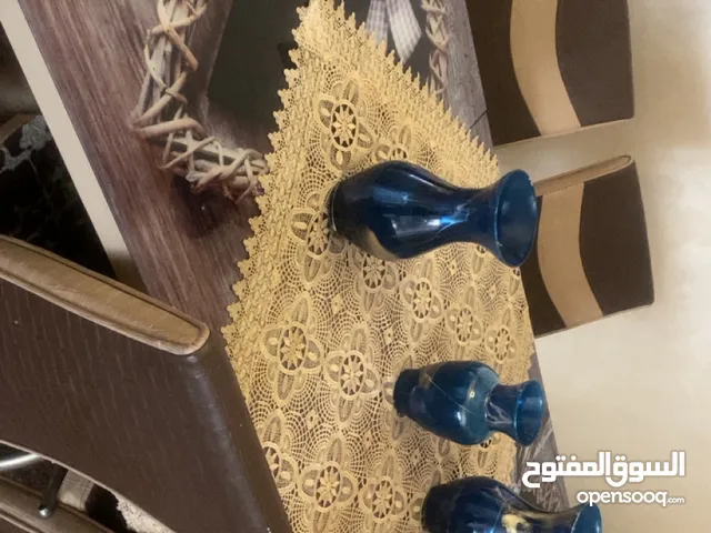 طاولة سفرة كروم وزجاج 3D بحالة جيدة للبيع