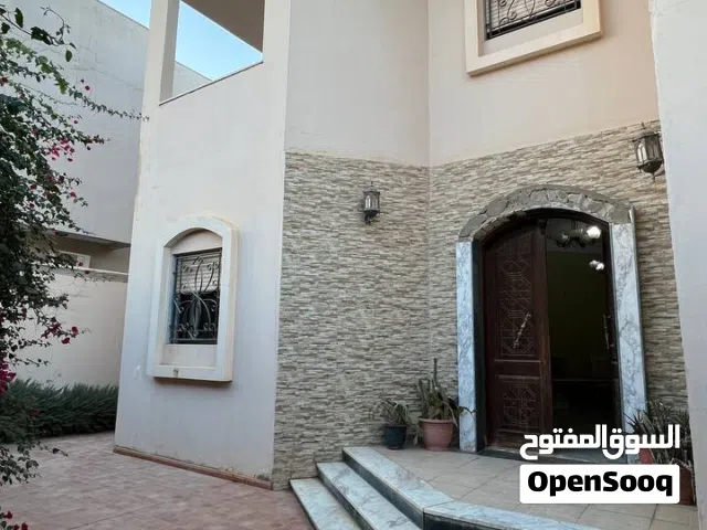 فيلا بتصميم خليجي حديث متكونة من دورين بموقع ممتاز