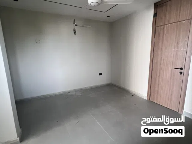 شقة راقية للبيع السيب قريب الشاطيء