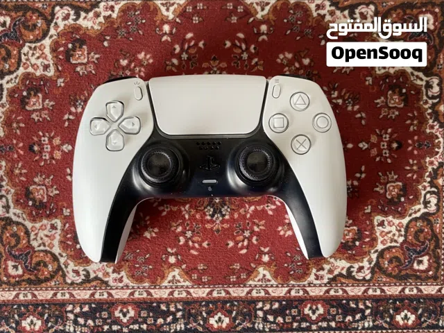يد بلايستيشن 5 و 4 بحاله ممتازه اصلي قابل للتفاوض بشي بسيط