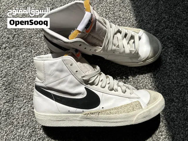 جوتي نايك اصلي ابيض واسودّ حالته نظيف جدا مقاسه 40:5 قابل للتفاوض الجوتي مريح جدا