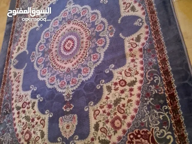 سجاد ازرق اللون مبطن ليكون ضد الانزلاق