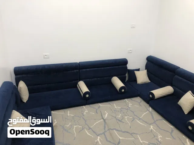 جلسة ارضية استعمال نضيف شبه جديدة