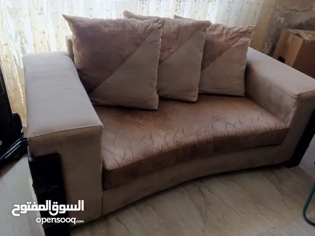 غرفة جلوس وغرفة ضيوف بحالة ممتازه