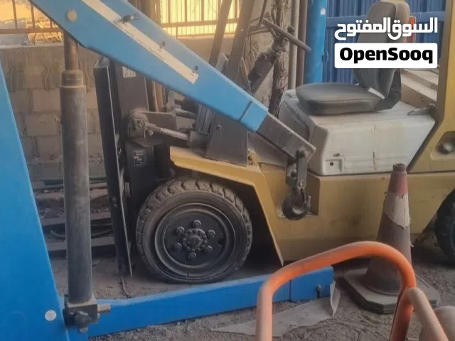 Forklift TCM 3 Tons engine Isuzu 2008, running condition. one jack needs oil seals changed.