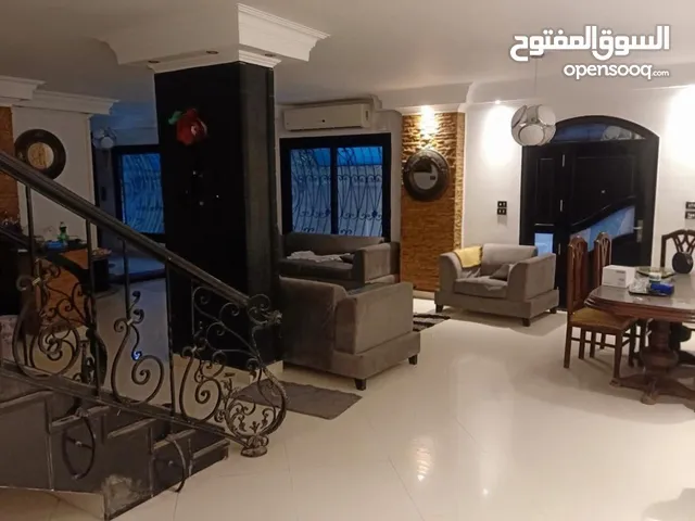 لقطة فيلا دوبلكس على الرئيسى 3مداخل تصلح سكنى اوادارى موقع مميز جدا بسعر النص تشطيب لسرعة البيع