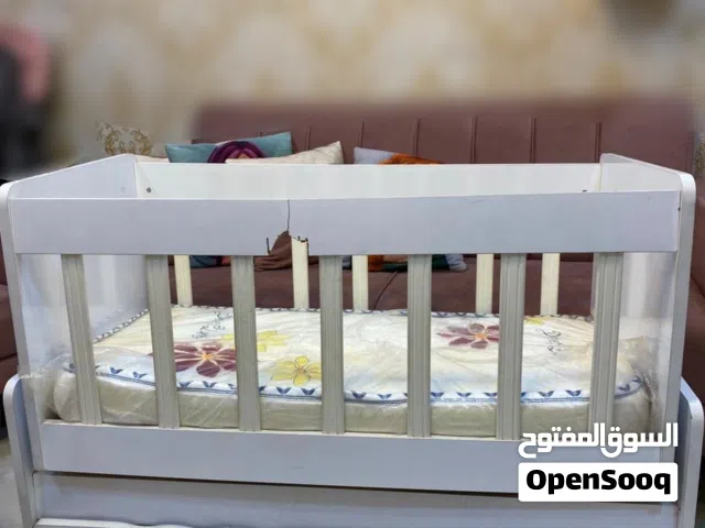 سرير اطفال للبيع نضيف مع دوشك