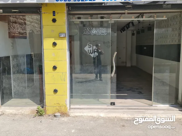 محل تجاري جاهز للايجار بالقرب من وسط البلد في مدينة الخليل مع واجهة على الشارع الرئيسي