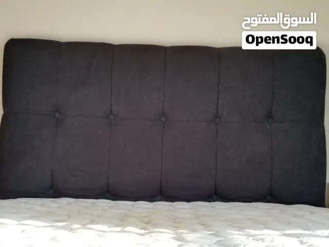 تخت مفرد ونص بحاله ممتازه مع فرشه