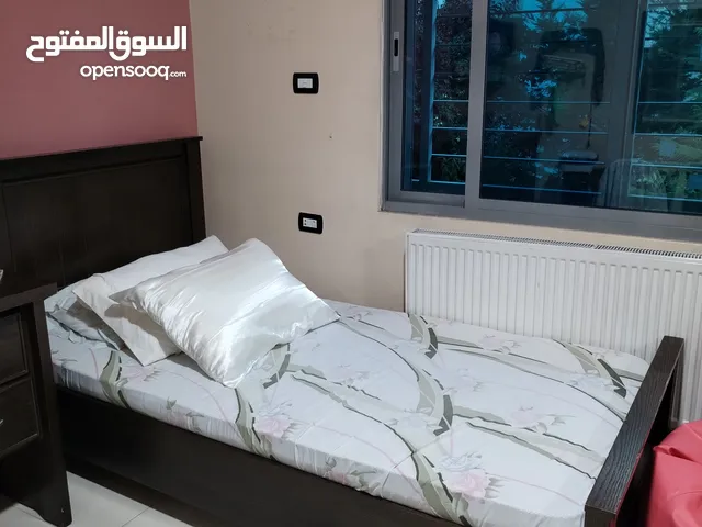 غرفة نوم خشب بني داكن