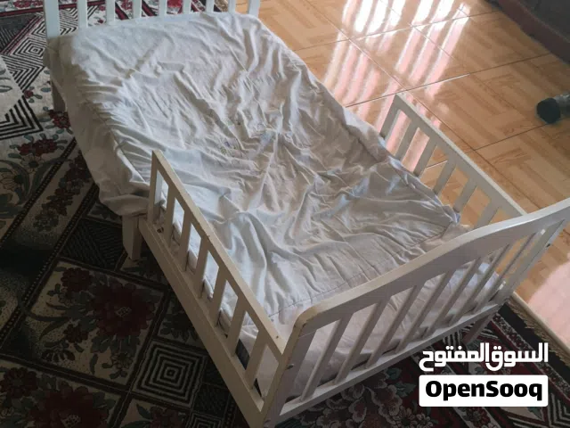 سرير صغير للأطفال استعمال نظيف
