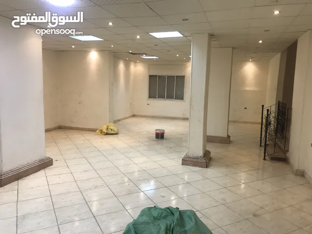 مخزن 200 متر علي شارع رائسي في مدينة نصر