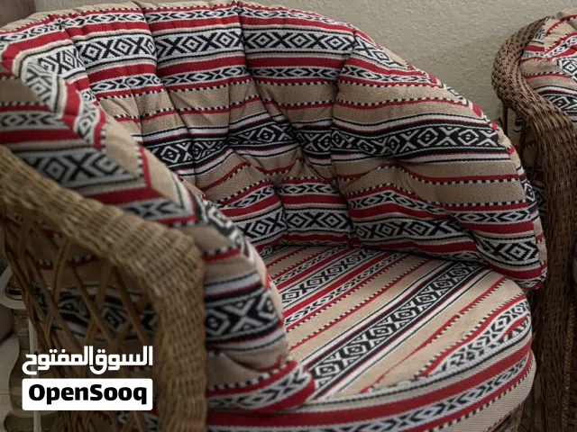 كنب خيزران بحالة الممتازة للبيع مع طاولتين سيرفيس