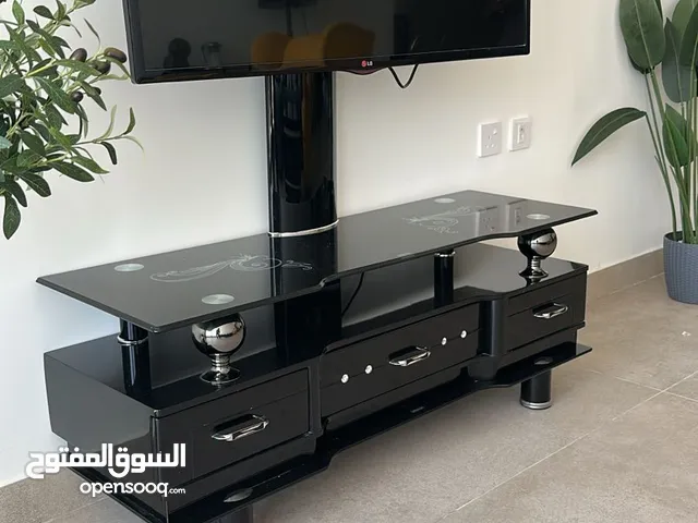 طاولة تلفاز مع تلفاز 43 in نوع LG للبيع