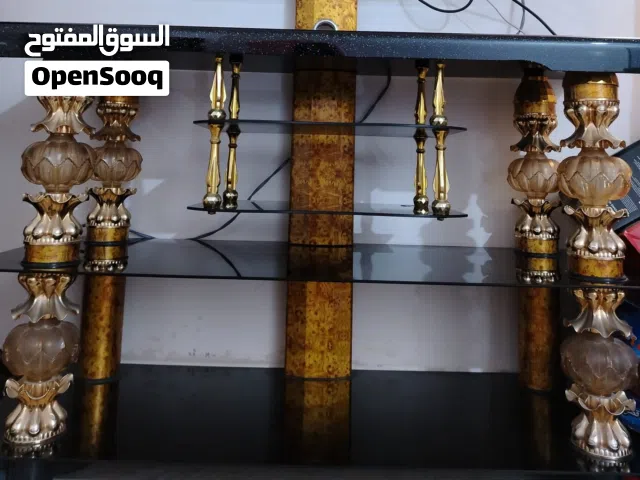 ميز تلفزيون لون اسود زجاجي للبيع