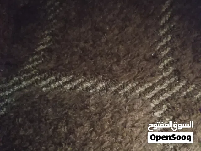 موكيت تركي محفر  لون بني ولمعه ذهبي وبرادي 6 قطع بحاله الوكاله للبيع بداعي السفر بسعر 85 دينار