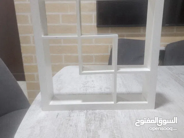 إطار ديكور خشبي جداري اللون ابيض الحالة شبه ممتازة تعلق على الحائط السعر 2 ونص