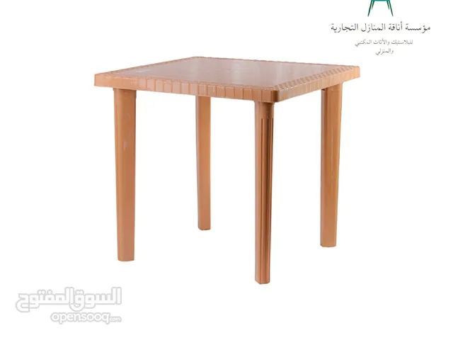 كراسي وطاولات بلاستيك