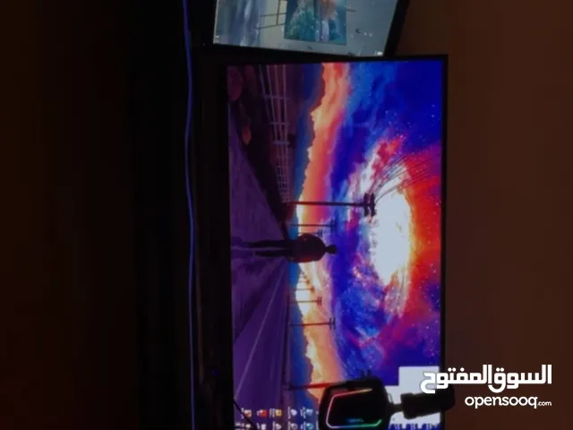بي سي كامل مع اغراضه منهم سماعه وكيبورد وماوس