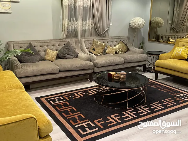 للبيع جلسة صالة 4 قطع مع عدد 2 طاوله كبيره و صغيره .. بحاله ممتاز
