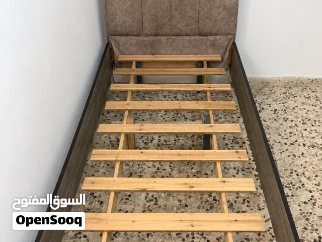 سرير عدد 2 بحالة ممتازة
