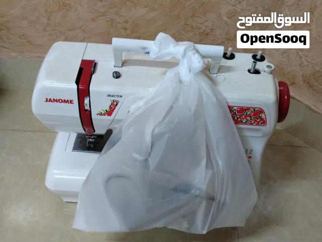 مكينه خياطه بسعر 40 ريال قابل مستخدمه استخدام منزلي وبسيط ولم اشتكي منها اي عطل ومع جميع اغراضها
